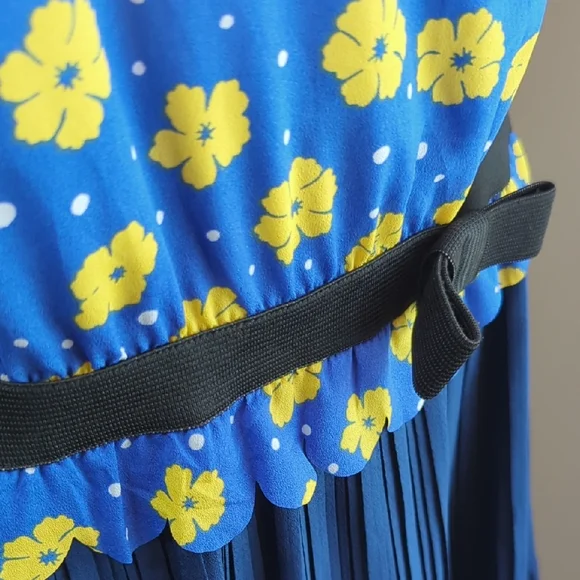 Chic Blue Floral Dress with Yellow Accents - Picture 10 of 12